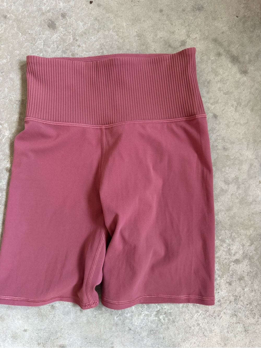 81. Vuori Ribbed studio Rose Shorts